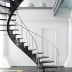 лестница винтовая на металлическом косоуре