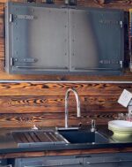 Кухня лофт навесной шкаф