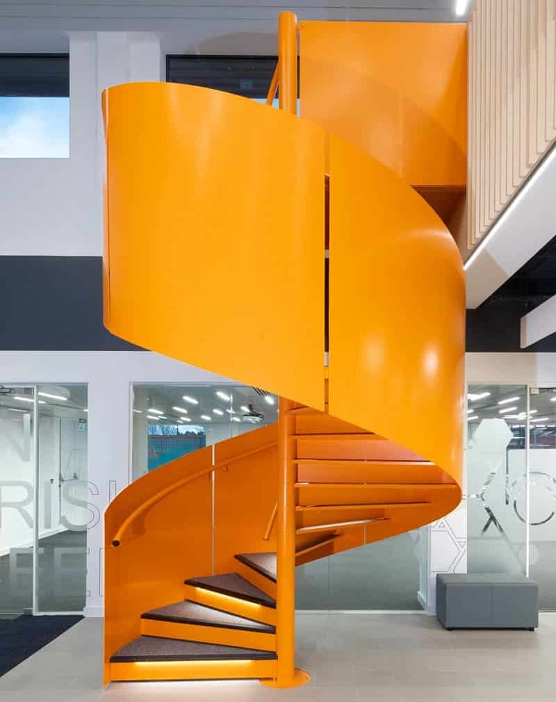 Лестница винтовая металлическая оранжевая