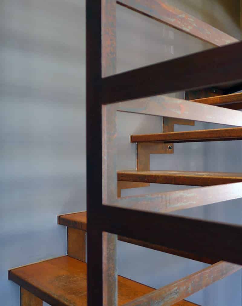 Лестница полоса металлическая минимализм