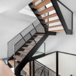 Лестница лофт с металлическими перилами