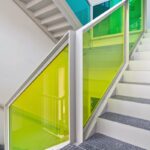 Перила с вставкой из цветного стекла