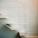 Лестница минимализм металлическая консольная