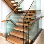 Стеклянное ограждение лестницы