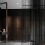 Перегородка металлическая с вертикальным рисунком