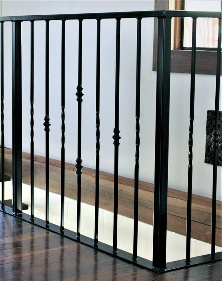 Лестничные перила. П. Перила для лестницы. Ограждение из металлических пластин. Boca stripe реечные перегородки.