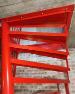 Красная лестница металлическая лофт