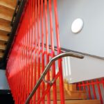 Вертикальные перила от пола до потолка