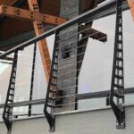 Тросовые перила на фигурных стойках