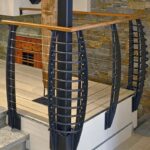 Перила на выгнутых стойках наполнение трос стальной