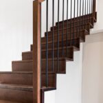 Перила металлические поручень дубовый брус