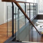 Перила из стекла с дубовым поручнем