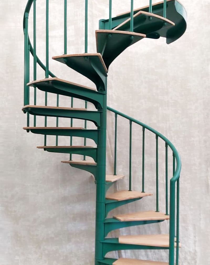 Лестница Ретро винтовая ступени лиственница