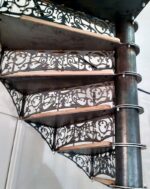 Винтовая лестница кружевная ступени дуб