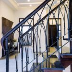 Перила в готическом стиле с деревянным поручнем