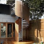 Винтовая лестница металлическая с реечными перилами