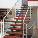 Лестница прямая маршевая стекло ступени дуб