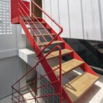 Пожарная лестница с деревянными ступенями