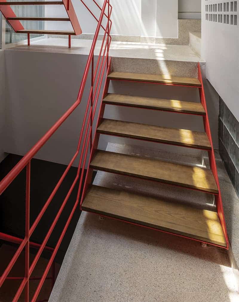 Лестница на металлокаркасе ступени лиственница