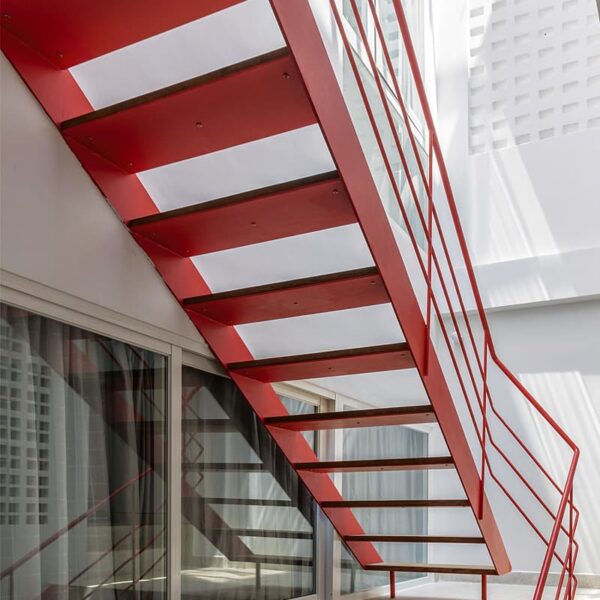 Лестница в индустриальном стиле на металлическом каркасе