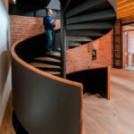 Винтовая лестница металлический каркас дубовые ступени