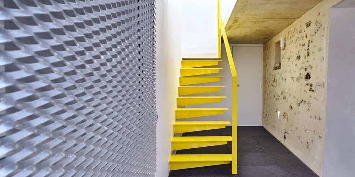 Лестница минимализм металлическая желтая