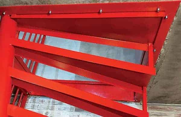 Красная лестница металлическая лофт