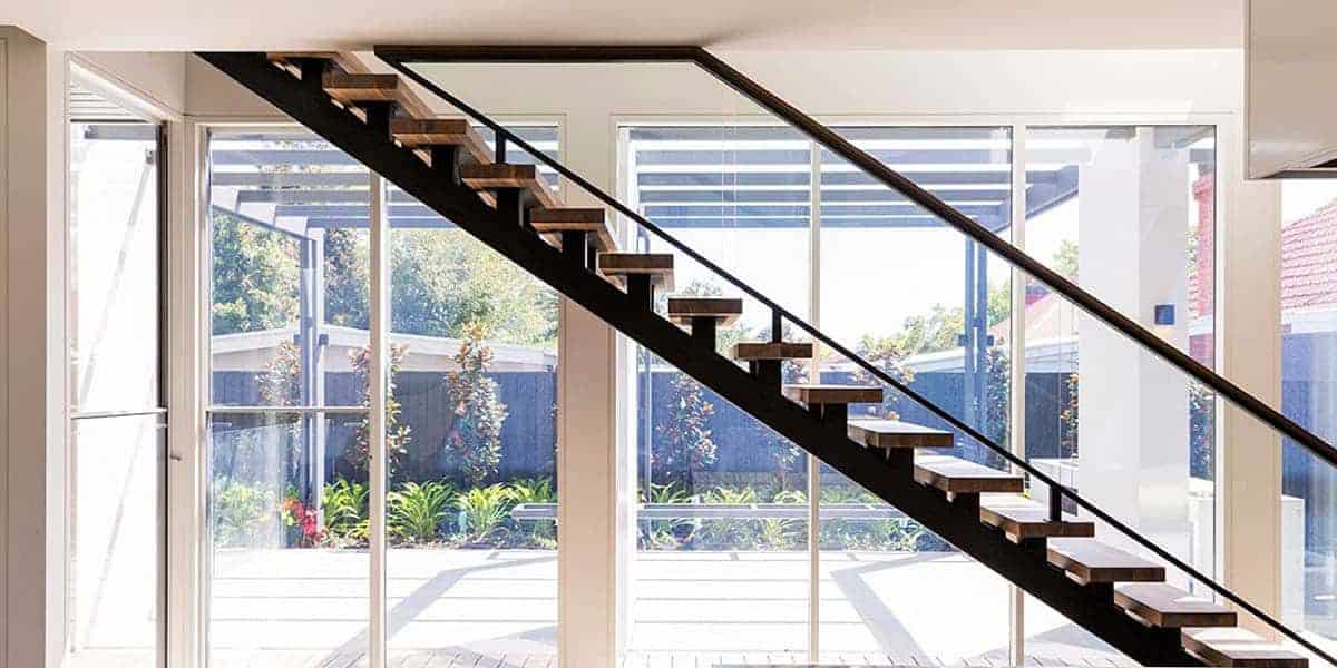 Лестница на косоуре металл дерево стекло